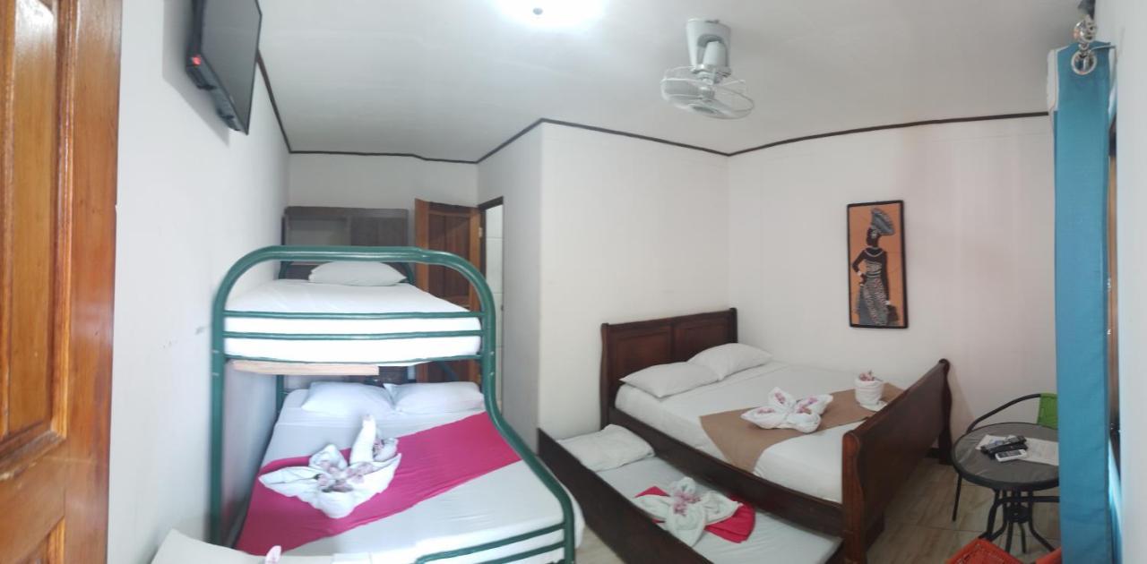 Cabinas Smith Cahuita Buitenkant foto